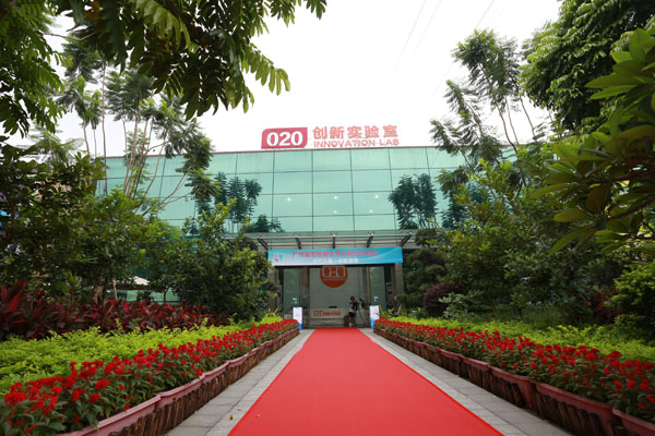 自動售貨機,自動售賣機,自動售貨機價格,廣州售貨機,無人售貨機,智能自動售貨機加盟,自動販賣機,飲料自動售貨機,廣州富宏智能售貨機
